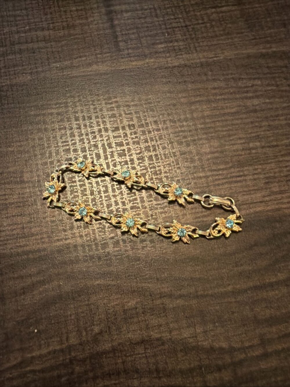 Gold Tone Vintage Bracelet 7” w/ Aqua Blue Color Stones. Eye Catching Beautiful.